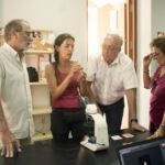El vicerrector, Antonio Aparicio (en el centro) escucha las explicaciones de la investigadora Carolina Mallol durante la visita la yacimiento en la localidad alicantina de El Salt.