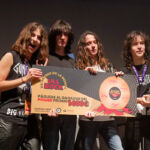Gunpowder, grupo ganador de ULL Rock 2026, posa con el cheque con el premio.
