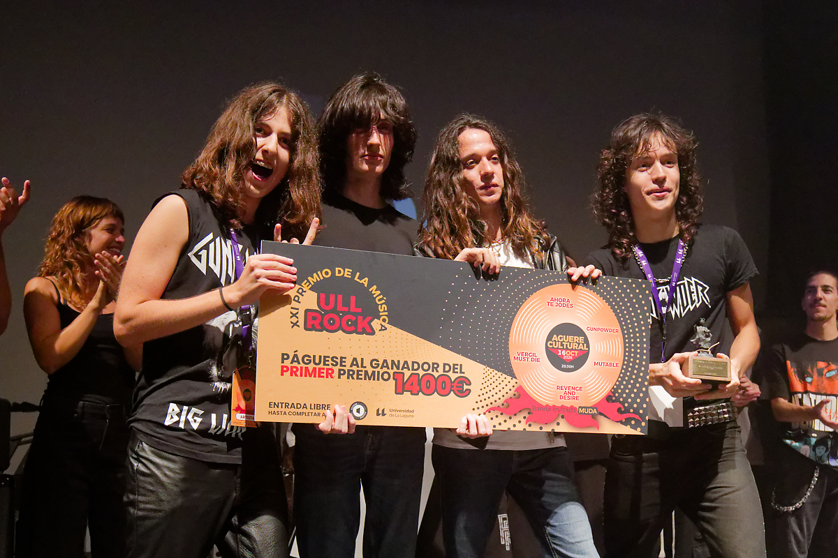 Gunpowder, grupo ganador de ULL Rock 2026, posa con el cheque con el premio.