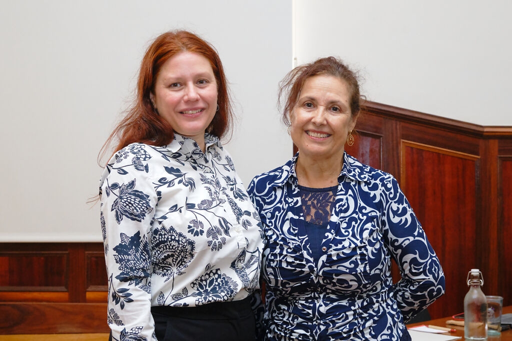 La nueva doctora Mónica Souto González (i) con la directora de su tesis, Teresa González Pérez.