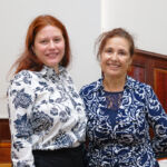 La nueva doctora Mónica Souto González (i) con la directora de su tesis, Teresa González Pérez.
