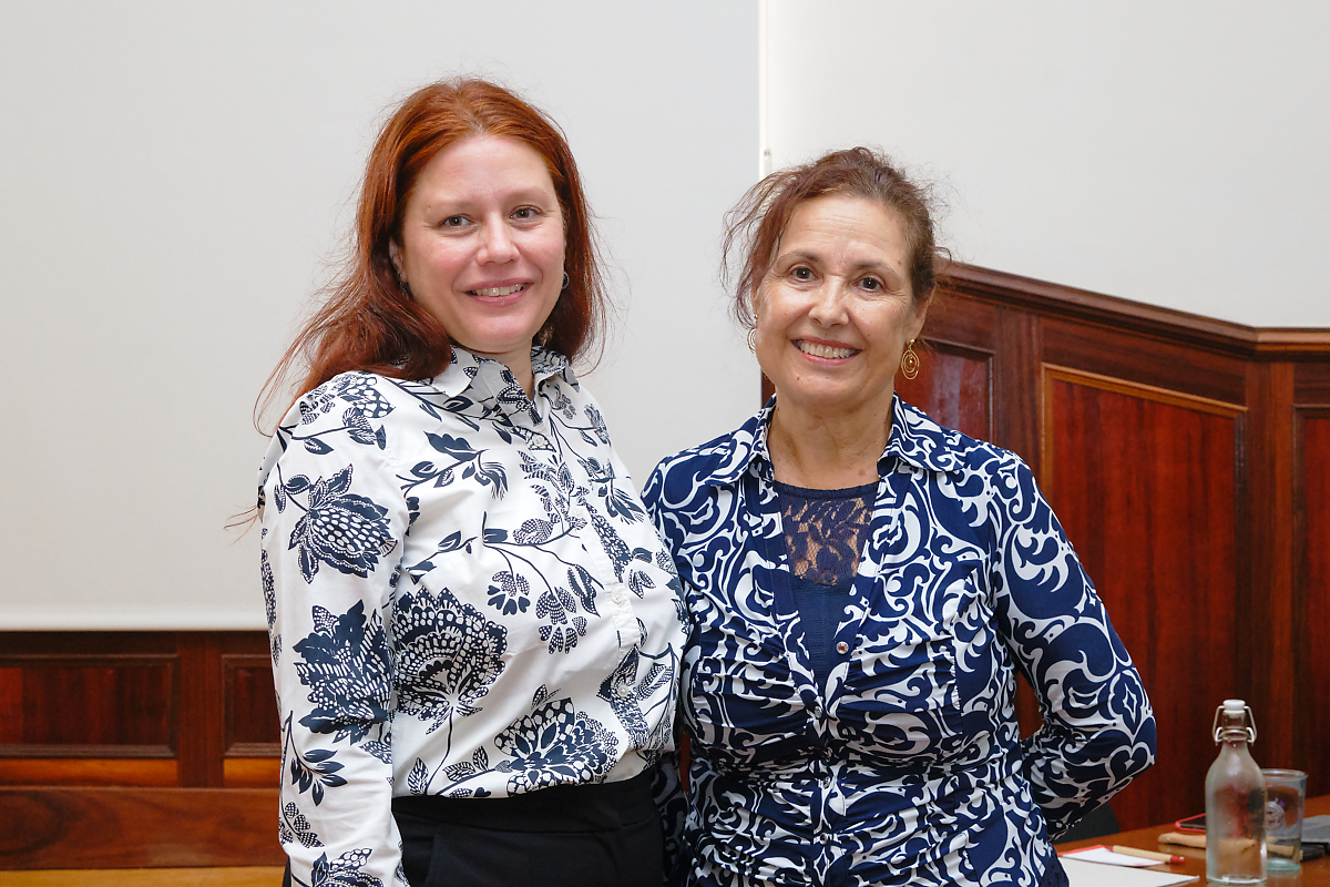 La nueva doctora Mónica Souto González (i) con la directora de su tesis, Teresa González Pérez.