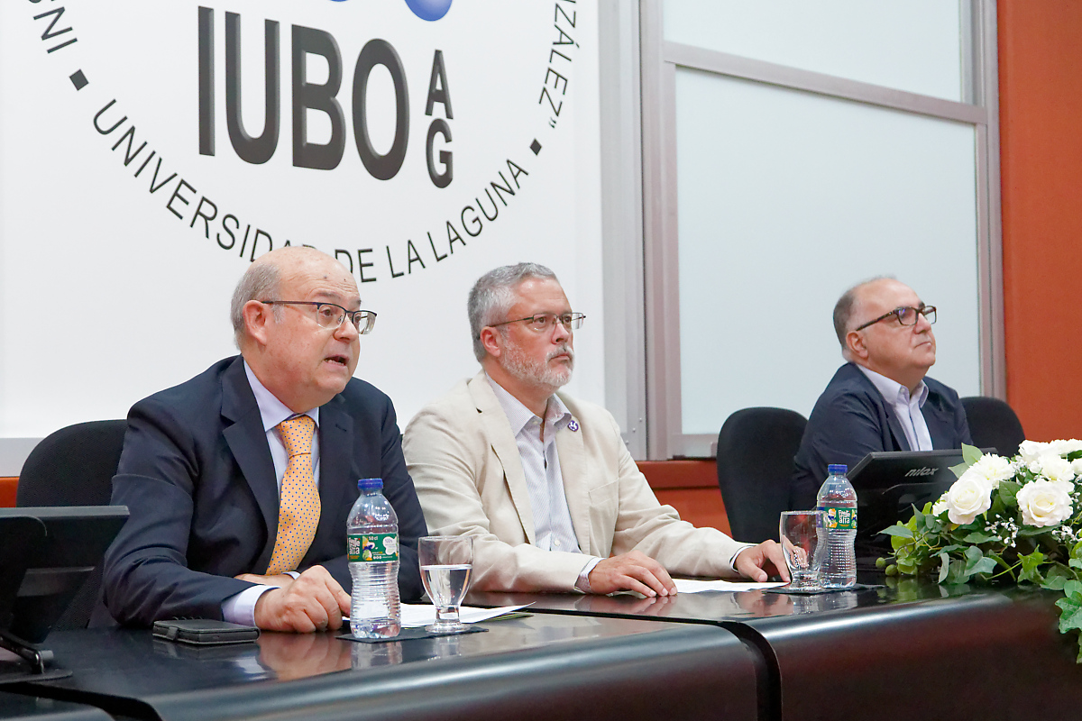 José M. Palazón, Juan M. Padrón y José Javier Fernández durante la inauguración de la XVIII Semana Científica Antonio González.