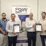 El personal del laboratorio POLAR en el momento de recibir la acreditación de manos de un representante de Bureau Veritas.