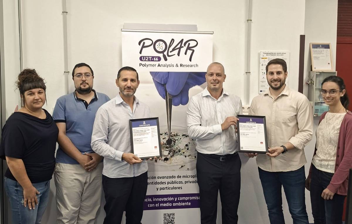 El personal del laboratorio POLAR en el momento de recibir la acreditación de manos de un representante de Bureau Veritas.