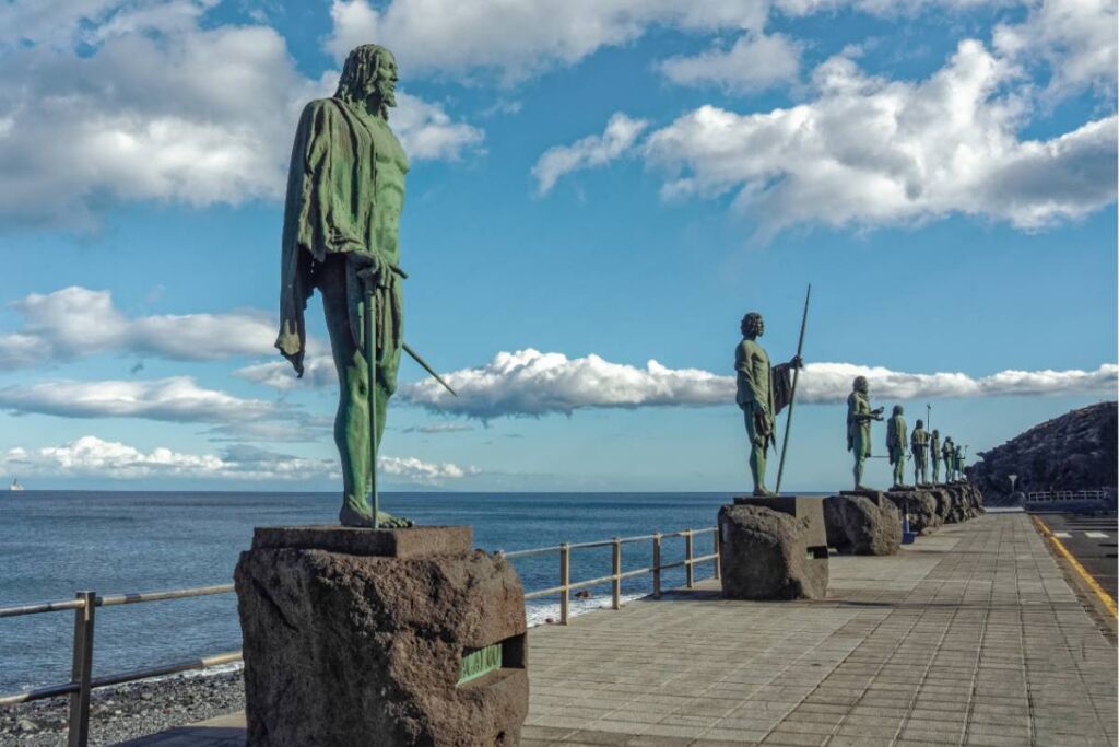 Esculturas de los nueve menceyes guanches de Tenerife en tiempos de la conquista ubicados en Candelaria, obra del artista José Abad.
