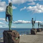 Esculturas de los nueve menceyes guanches de Tenerife en tiempos de la conquista ubicados en Candelaria, obra del artista José Abad.