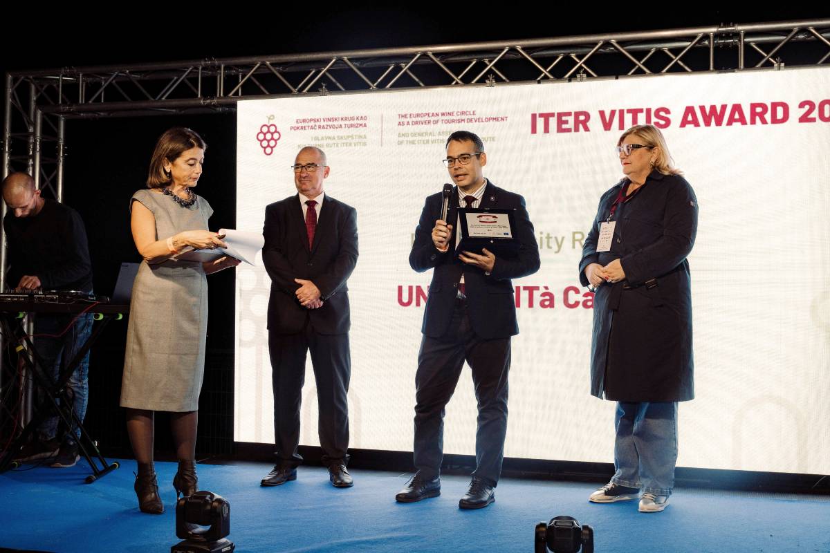 Jesús de la Heras, director de la Cátedra de Agrotursimo y Enoturismo de Canarias, recibiendo el galardón entregado en la gala de los Iter Vitis Awards 2026.