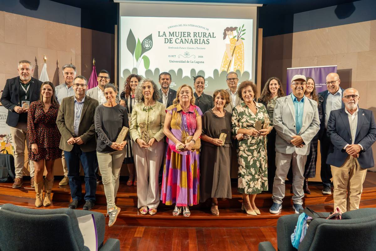 Foto de grupo de las mujeres premiadas, las ponentes y y las autoridades presentes en este acto.