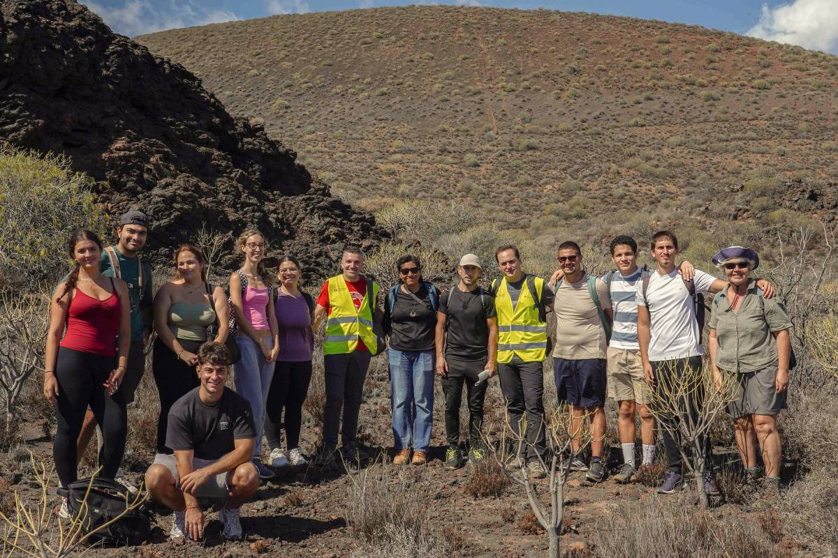 El alumnado y el profesorado participante en esta salida de campo por el Malpaís de Güímar.