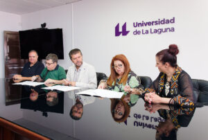 Firma del acta de donación celebrada en el Rectorado.