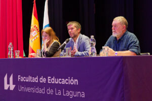 La decana de la Facultad de Educación, Esperanza Ceballos; el rector de la ULL, Francisco García; y el presidente de la Federación de Lucha dle Garrote Canario, Carlos Javier Barrera durante el acto de firma de este acuerdo.