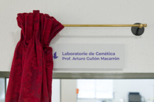Placa en homenaje a Arturo Gullón