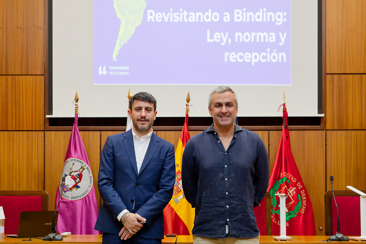 Juan Pablo Mañalich Raffo (i) y Fernando Guanarteme Sánchez Lázaro(d) en la Facultad de Derecho.