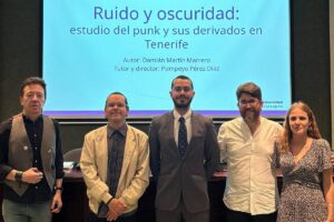 Martín y su director de tesis Pompeyo Pérez (el primero por la izquierda) tras la lectura de la tesis. (Cedida).