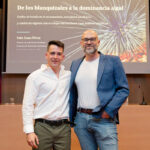 Iván Cano Pérez (i) posa con su director de tesis, José Carlos Hernández Pérez.