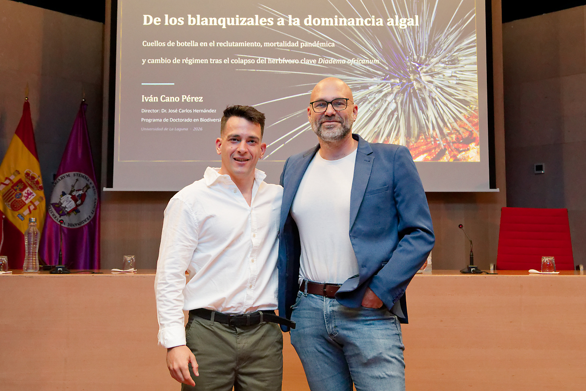 Iván Cano Pérez (i) posa con su director de tesis, José Carlos Hernández Pérez.