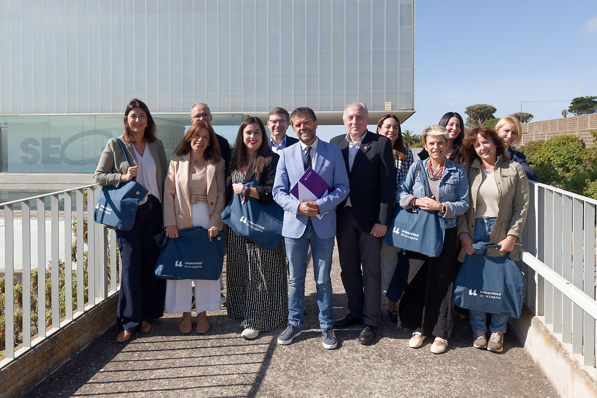 La Comisión de Universidades del Parlamento visita varias infraestructuras científicas y el Fondo Antiguo de la ULL