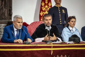 El alcalde, José Miguel Rodríguez; el rector, Francisco García; y la vicerrectora de Cultura y Extensión Universitaria, Isabel León.