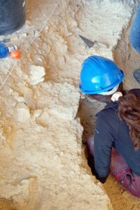 Laura Hernández en la excavación.
