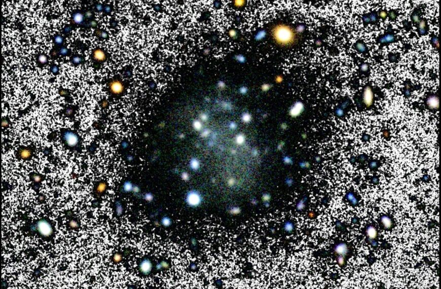 La ULL participa en el descubrimiento de una galaxia casi invisible que desafía el modelo de materia oscura
