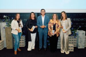 El consejero posa con las premiadas.