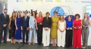 Imagen de grupo de las premiadas y autoridades asistentes a la entrega de los galardones Mujer Excelente de Canarias (Adriana de Lorenzo es la última por la derecha).