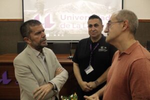 El rector Francisco García charló con Lorenzo y Otero en su visita del 30 de junio. 