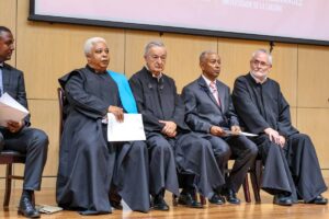 Los nuevos honoris causa con su madrina y padrino respectivos.